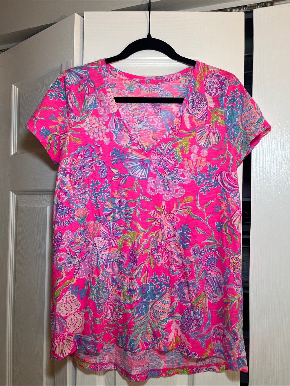 NWOT LILLY PULITZER PINK SHELL ME SOMETHING GOOD V-NECK